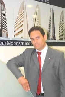 O corretor Andr� Henrique Gouveia Gamb�a destaca que � essencial conhecer o mercado imobili�rio e seus detalhes (Edvaldo Rodrigues/DP/D.A/Press)