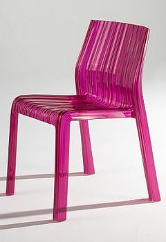 Cadeira Frill simula efeito de um tecido plissado, proporcionando ar divertido e elegante (It�lica Casa/Divulga��o)