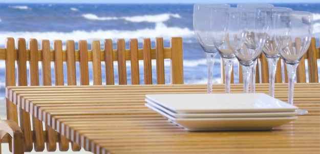 Madeira de eucalipto reflorestada e certificada tamb�m d� o tom da cole��o Ayty (Saccaro/Divulga��o)