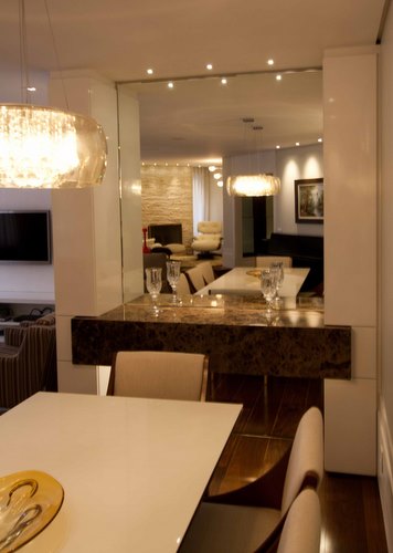 Materias como madeira, vidro, ao, inox, mrmore e couro deixam a decorao da sala charmosa e verstel - 