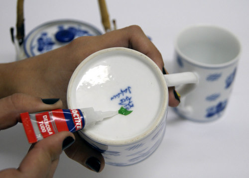 Produto retira tambm resduos de cola na pele - 