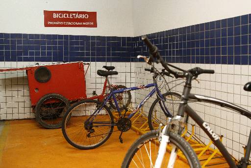 Edifcio Albert Einstein, da Rio Ave, projetou o bicicletrio quando foi lanado em 1999 - Edifcio Albert Einstein, da Rio Ave, projetou o bicicletrio quando foi lanado em 1999 (BLENDA SOUTO MAIOR/DP/D.A PRESS)