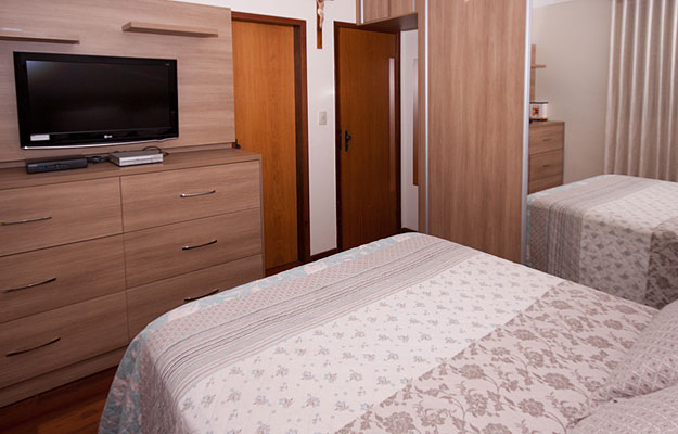 No prtico projeto da arquiteta e designer de interiores Valria Alves, a cmoda no quarto do casal assume papel duplo: tambm  mvel para a TV - No prtico projeto da arquiteta e designer de interiores Valria Alves, a cmoda no quarto do casal assume papel duplo: tambm  mvel para a TV (Elmo Alves/Divulgao )	
