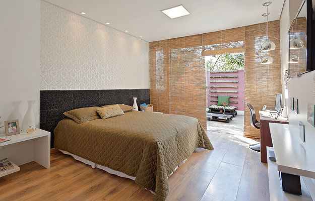 No projeto de quarto de casal, a arquiteta Fabiana Visacro usou persiana para dar um toque artesanal sem perder o ar requintado - No projeto de quarto de casal, a arquiteta Fabiana Visacro usou persiana para dar um toque artesanal sem perder o ar requintado (Henrique Queiroga/Divulgao)	
