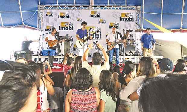 Show de Jorge Vercilo foi uma das atraes promovidas pelo Mega Show Imobi para clientes em potencial - Show de Jorge Vercilo foi uma das atraes promovidas pelo Mega Show Imobi para clientes em potencial (IMOBI DESENVOLVIMENTO URBANO/DIVULGAO)	
