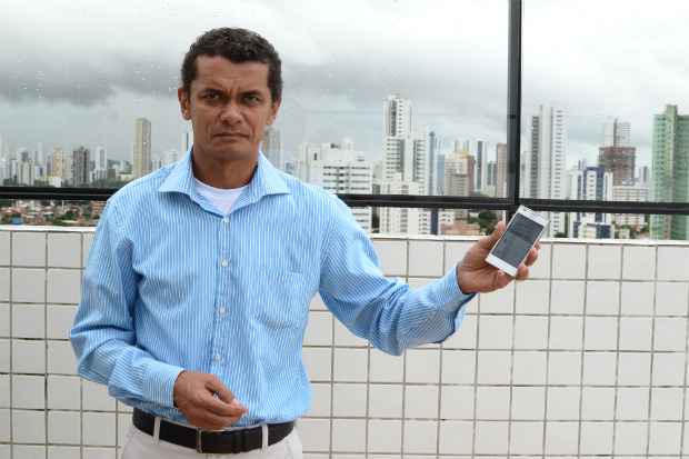 O sndico Manuel Castro recorre ao WhatsApp para se comunicar com os moradores  - Joo Velozo/ESP. DP/D.A. PRESS