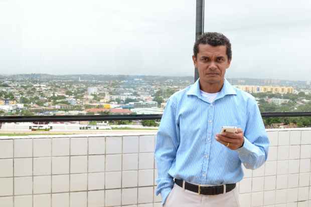 Manuel Castro, sndico do Vila Prado, adotou o WhatsApp como ferramenta de comunicao com os moradores  - JOO VELOSO/ ESP. DP./D.A. PRESS