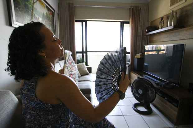 Claudenice Ferreira sofre com o calor do vero h cinco anos - Paulo Paiva/DP/D.A Press.
